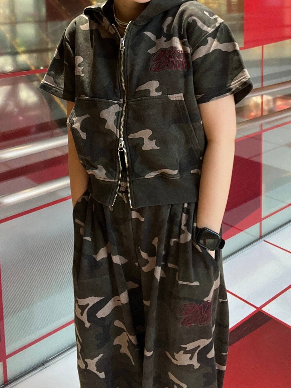 その他のスウェットパンツ、その他のパーカー、ブラック系のデジタル腕時計を着用したレディースの夏コーディネートの2枚目の写真