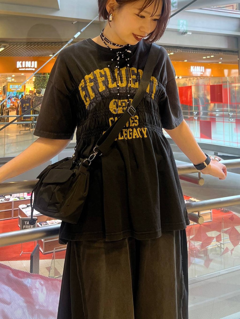 「デニムパンツ、ラフ、カジュアル、モード、PAGEBOY、Tシャツ」｜「PAGEBOYのワイドフリーカットデニム（デニムパンツ、ブラック系）」を使った、tagochiさん（レディース・159cm）の夏コーディネートの2枚目の写真