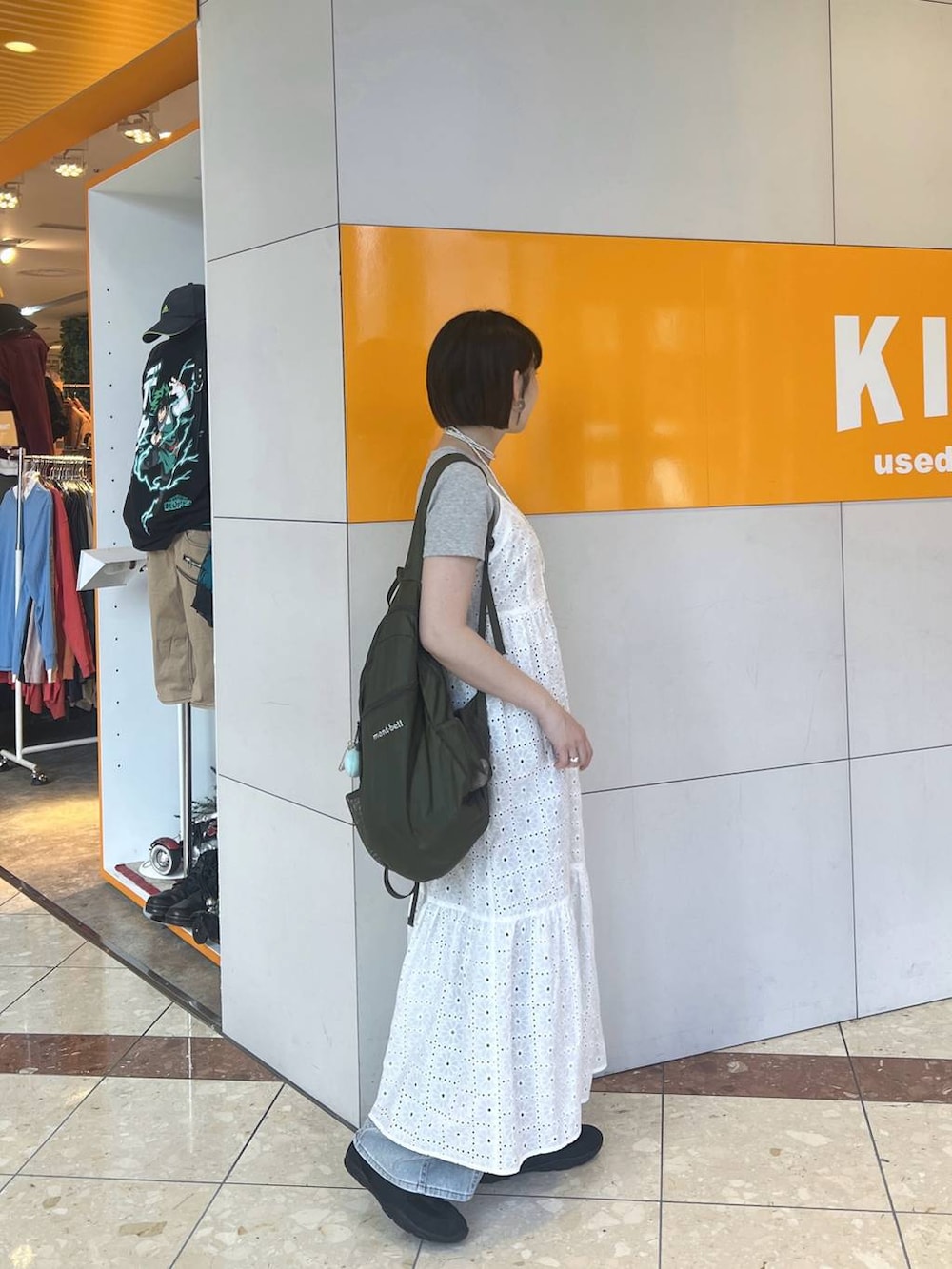 ブラック系のスニーカー、ブルー系のデニムパンツ、グレー系のTシャツ/カットソーを着用したレディースの春コーディネートの5枚目の写真