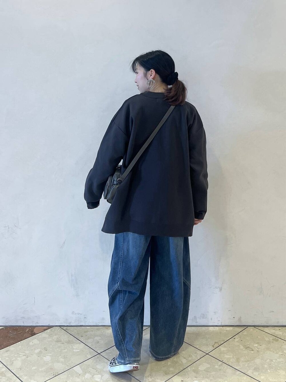 ブルー系のデニムパンツ、グレー系のショルダーバッグ、グレー系のカーディガン/ボレロを着用したレディースの春コーディネートの4枚目の写真