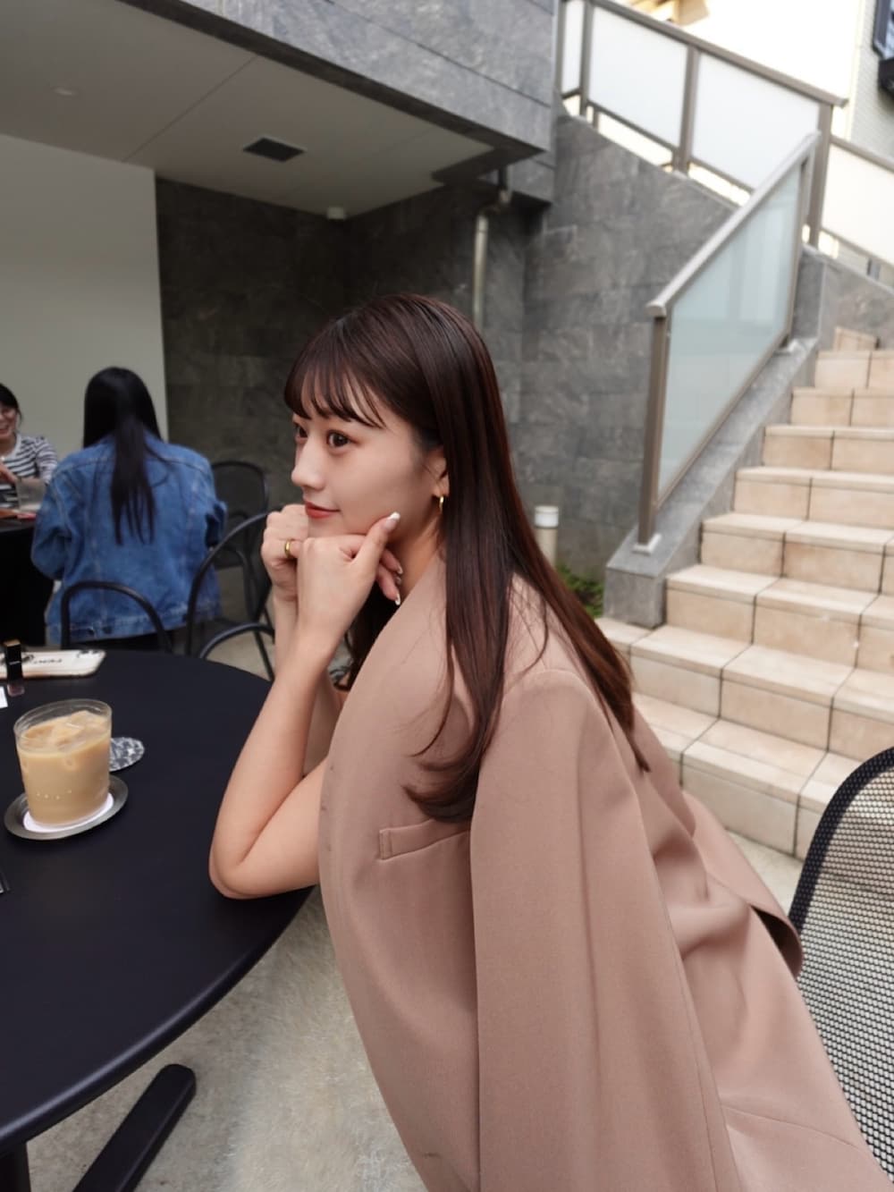 ブラック系のブーツ、ブラック系のショルダーバッグ、ベージュ系のノーカラージャケットを着用したレディースの秋コーディネートの2枚目の写真