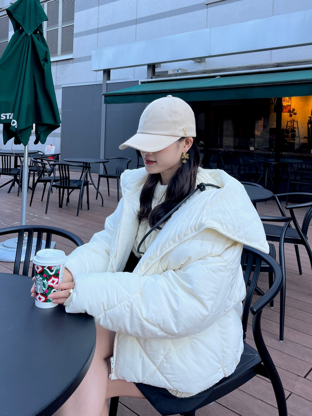 「今日のコスメと服、オトナカジュアル、カジュアルコーデ、カジュアル、キャップ、キャップ女子、ミニスカート、ミニスカートコーデ、ブーツ、ショートブーツ、ショルダーバッグ」｜「CASA FLINEのアラン模様ハンドニットプルオーバー（ニット/セーター、ホワイト系）」を使った、tomokaさん（レディース・158cm）の冬コーディネートの2枚目の写真