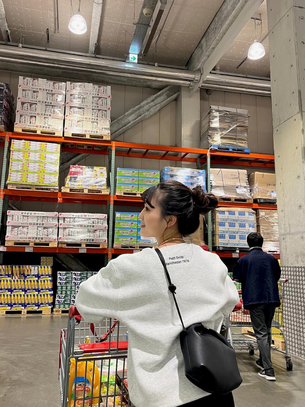 グレー系のスウェット、ホワイト系のその他パンツ、ブラック系のパンプスを着用したレディースの冬コーディネートの3枚目の写真