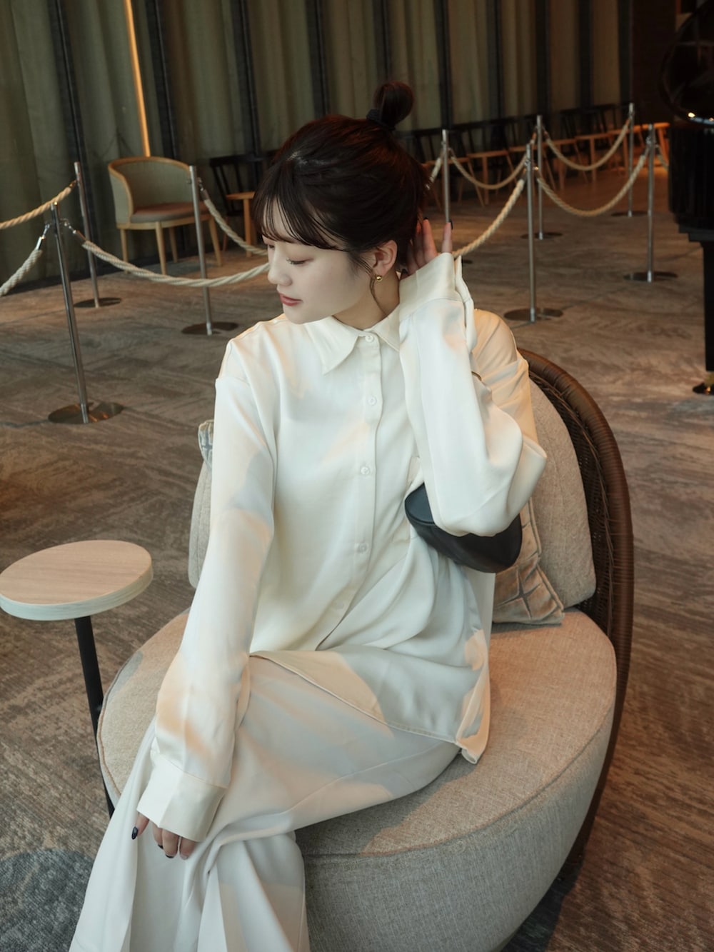 ホワイト系のシャツ/ブラウス、ホワイト系のスラックスを着用したレディースの冬コーディネートの3枚目の写真