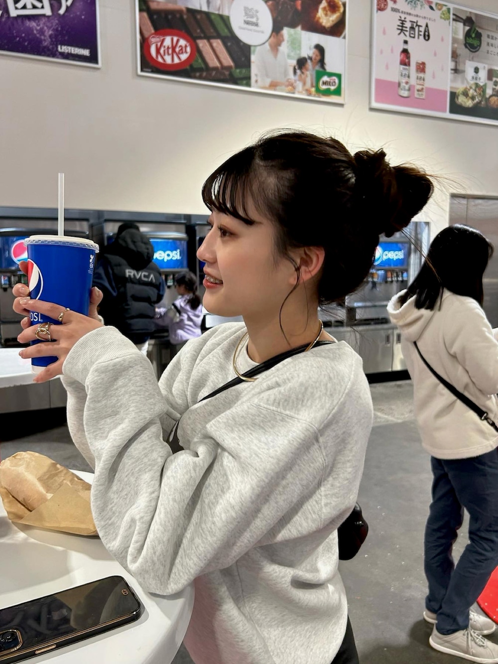 グレー系のスウェット、ホワイト系のその他パンツ、ブラック系のパンプスを着用したレディースの冬コーディネートの2枚目の写真