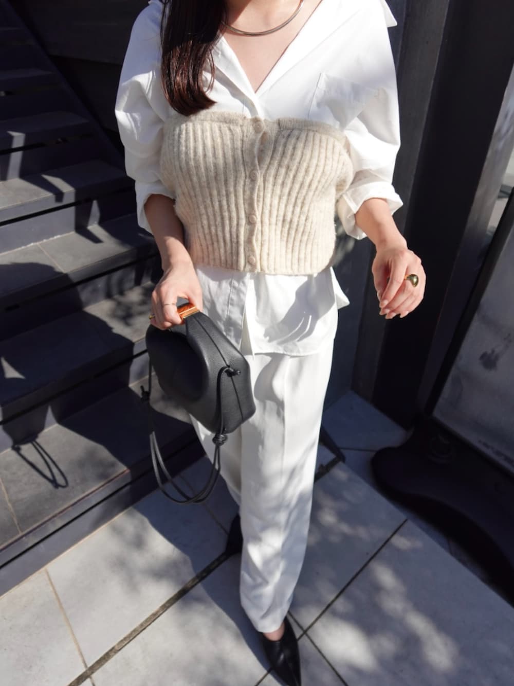 ブラック系のパンプス、ホワイト系のスラックス、ホワイト系のシャツ/ブラウスを着用したレディースの秋コーディネートの2枚目の写真