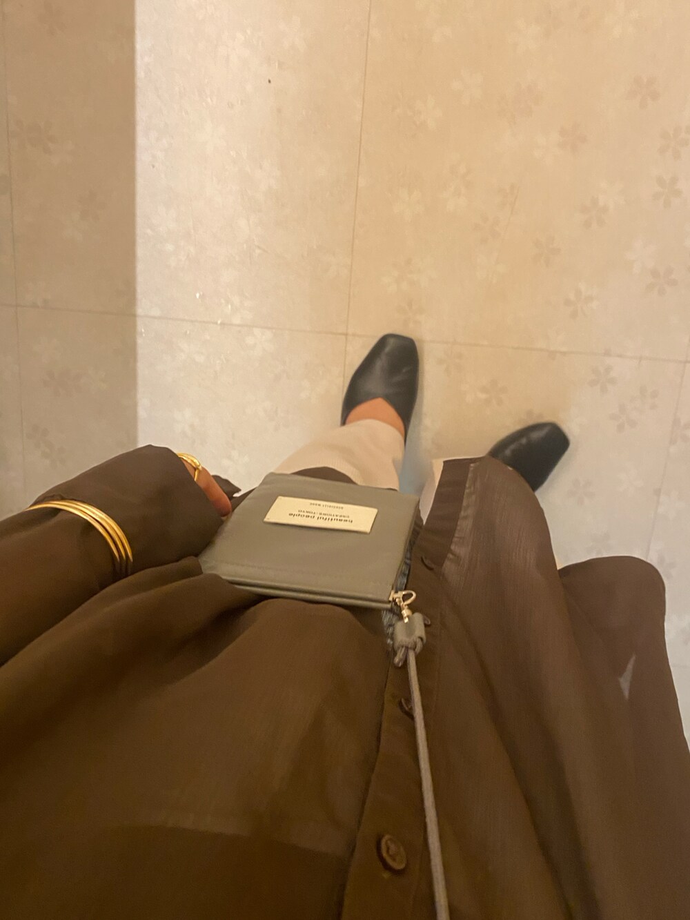 グレー系のバッグを着用したレディースの夏コーディネートの2枚目の写真