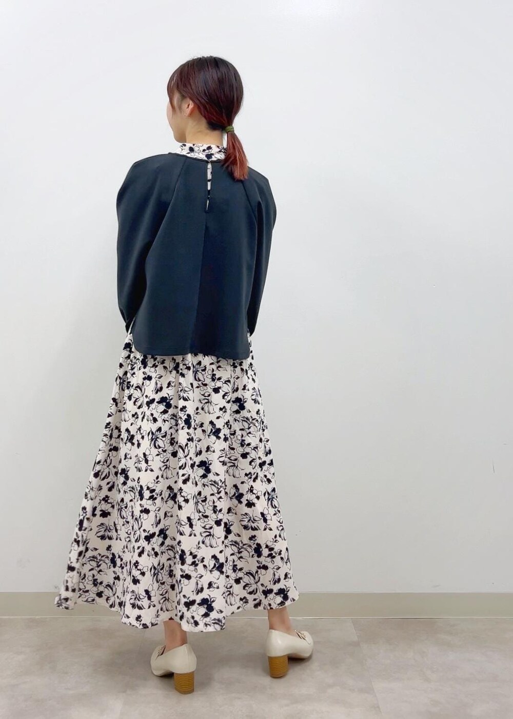 ブラウン系のショルダーバッグ、ホワイト系のワンピース、ホワイト系のローファーを着用したレディースの冬コーディネートの4枚目の写真