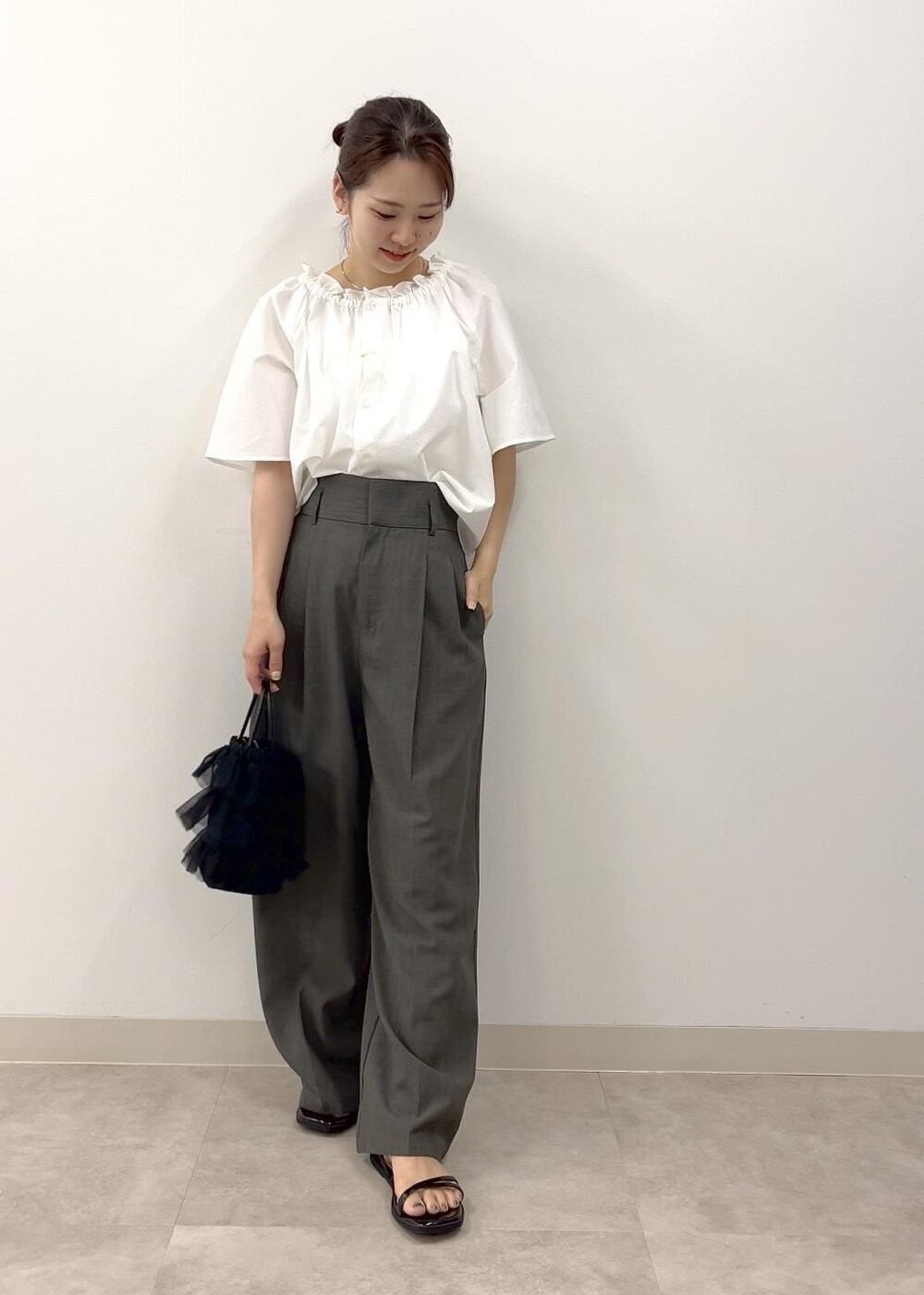 ブラック系のサンダル、ブラウン系のその他パンツ、ブラック系のショルダーバッグを着用したレディースの夏コーディネートの2枚目の写真