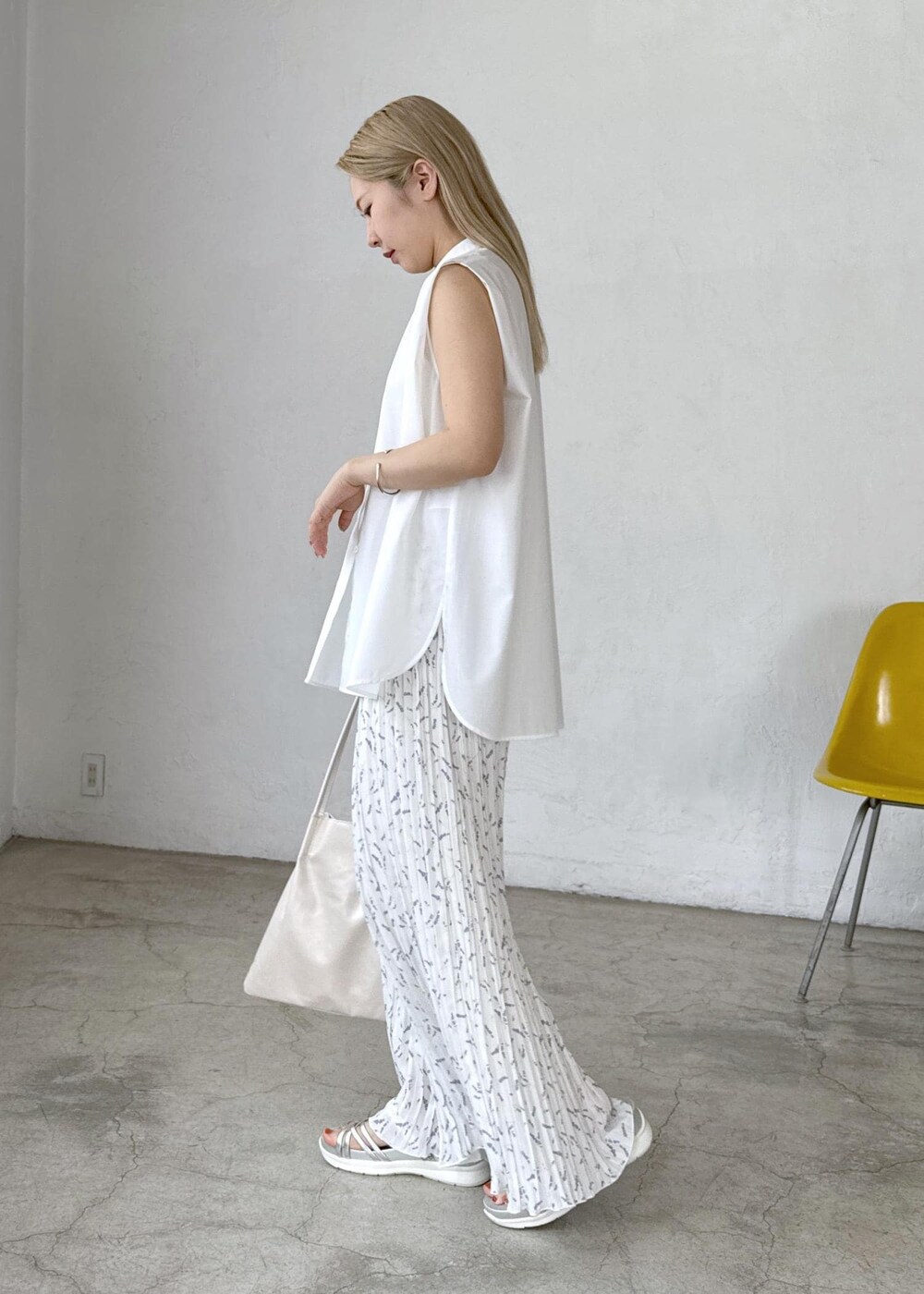 シルバー系のサンダル、ホワイト系のトートバッグ、ホワイト系のシャツ/ブラウスを着用したレディースの夏コーディネートの4枚目の写真