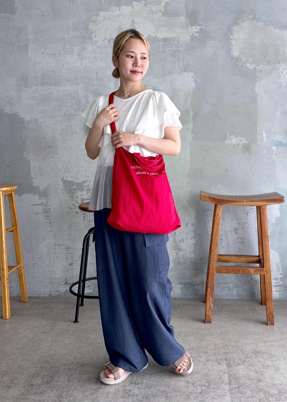 ベージュ系のサンダル、ブルー系のカーゴパンツ、ホワイト系のTシャツ/カットソーを着用したレディースの夏コーディネートの2枚目の写真