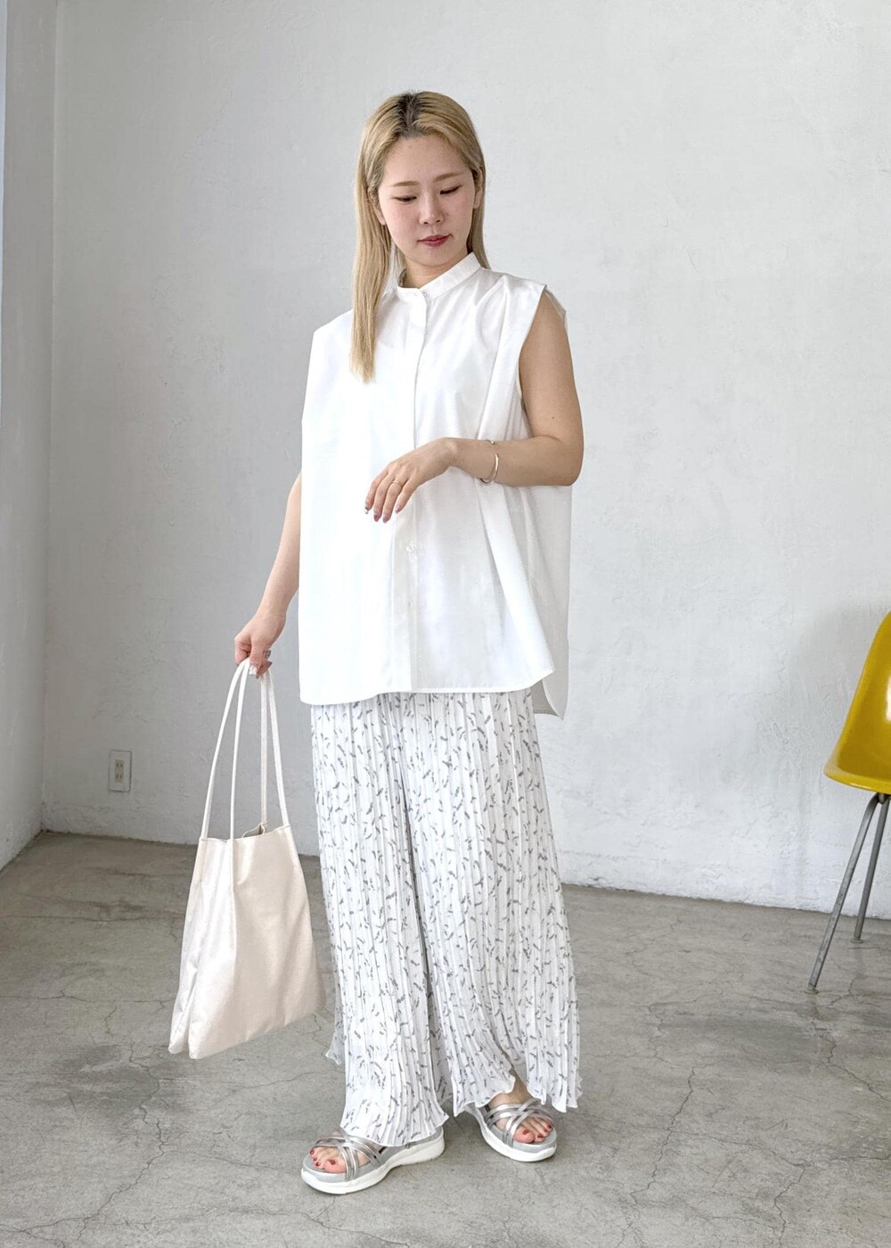 シルバー系のサンダル、ホワイト系のトートバッグ、ホワイト系のシャツ/ブラウスを着用したレディースの夏コーディネートの3枚目の写真