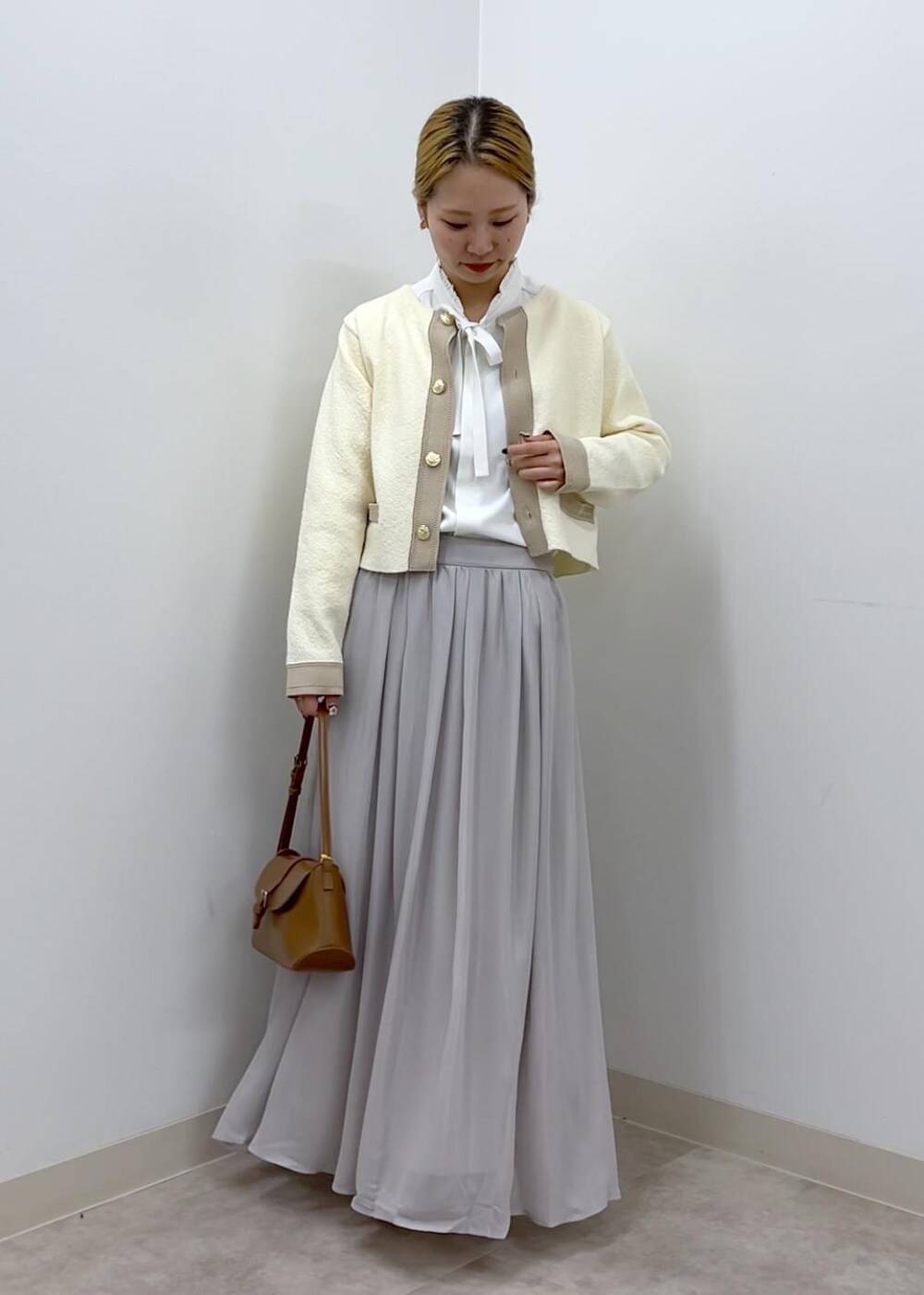 ホワイト系のカーディガン/ボレロ、ホワイト系のシャツ/ブラウス、ブラウン系のショルダーバッグを着用したレディースの秋コーディネートの3枚目の写真