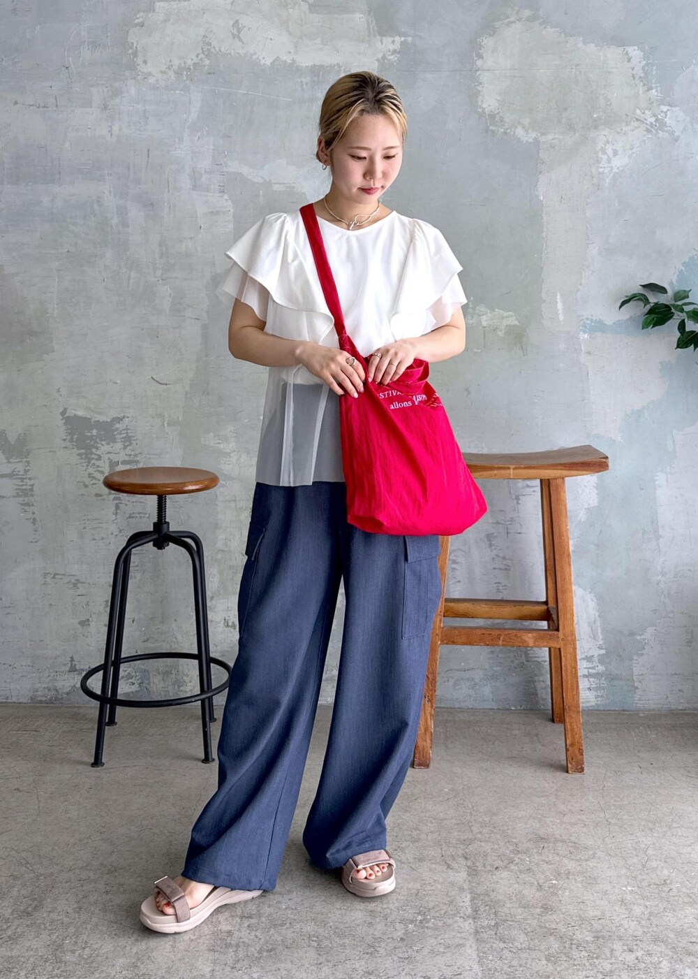 ベージュ系のサンダル、ブルー系のカーゴパンツ、ホワイト系のTシャツ/カットソーを着用したレディースの夏コーディネートの4枚目の写真