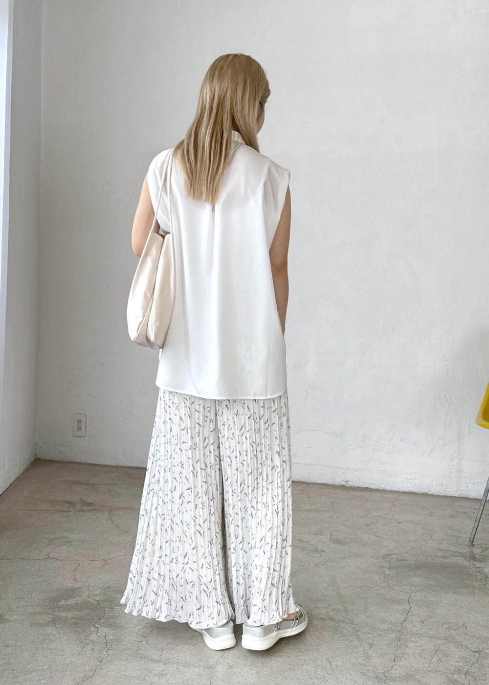 シルバー系のサンダル、ホワイト系のトートバッグ、ホワイト系のシャツ/ブラウスを着用したレディースの夏コーディネートの8枚目の写真