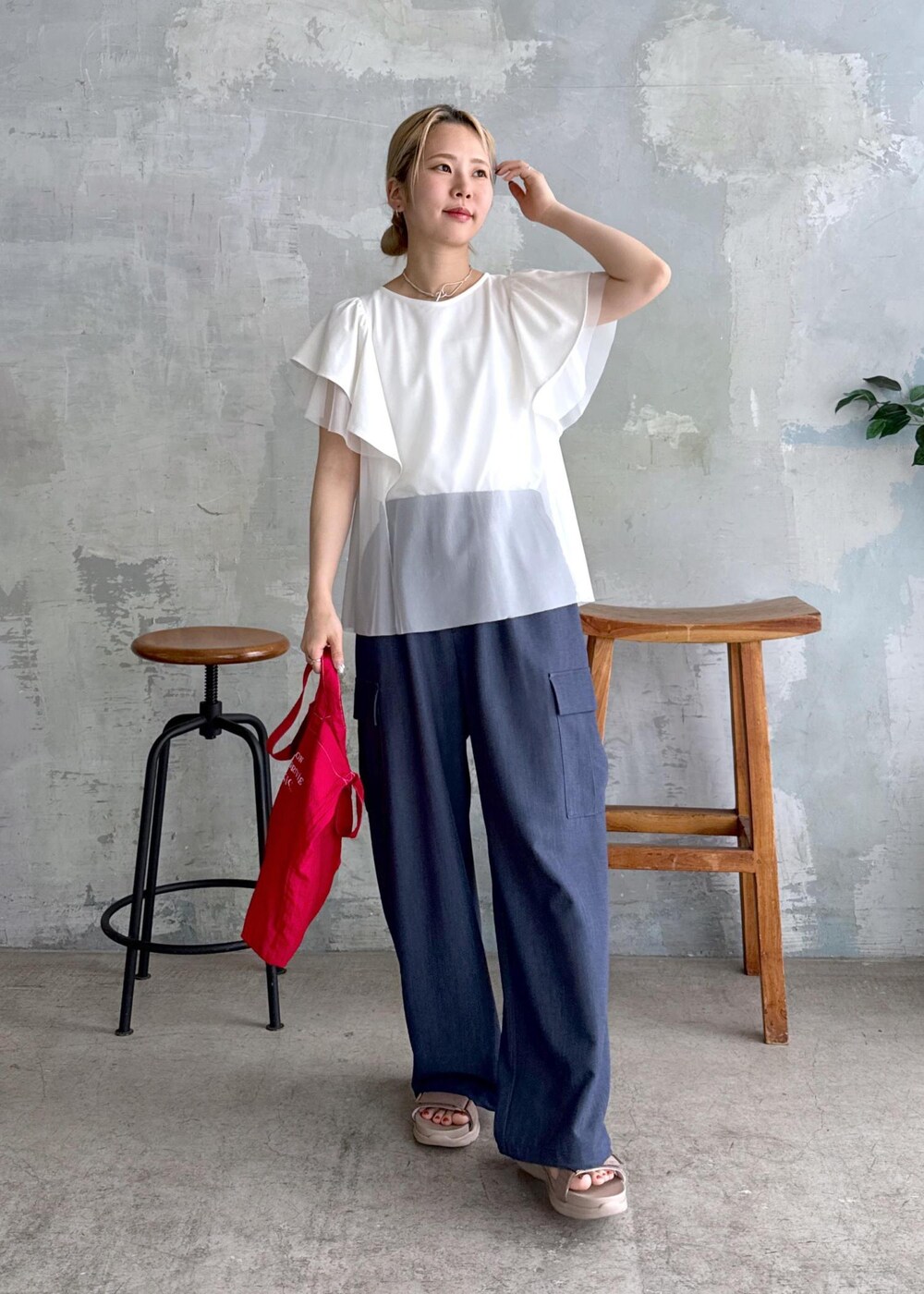 ベージュ系のサンダル、ブルー系のカーゴパンツ、ホワイト系のTシャツ/カットソーを着用したレディースの夏コーディネートの6枚目の写真