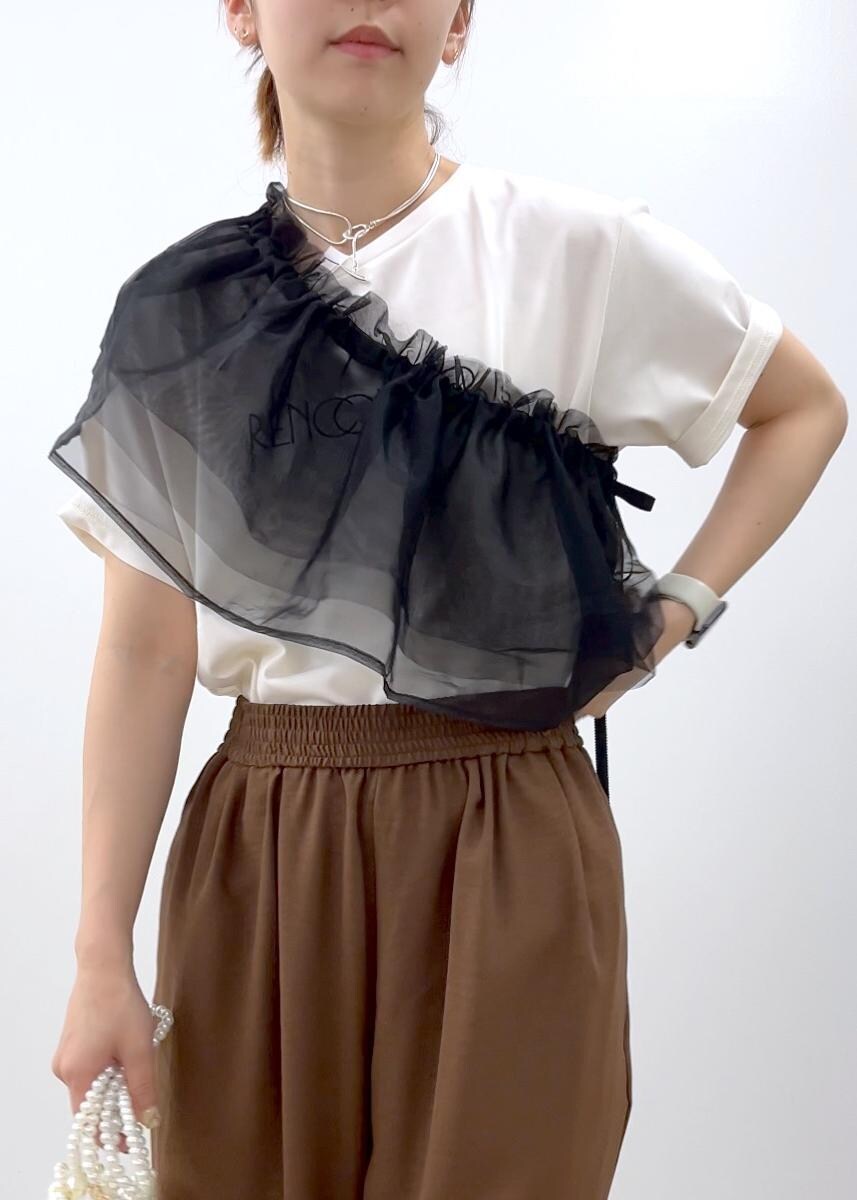 ホワイト系のTシャツ/カットソー、ブラウン系のその他パンツ、ブラック系のサンダルを着用したレディースの夏コーディネートの4枚目の写真