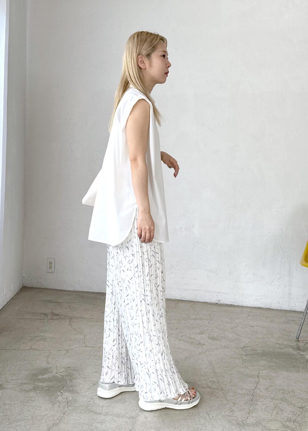 シルバー系のサンダル、ホワイト系のトートバッグ、ホワイト系のシャツ/ブラウスを着用したレディースの夏コーディネートの7枚目の写真