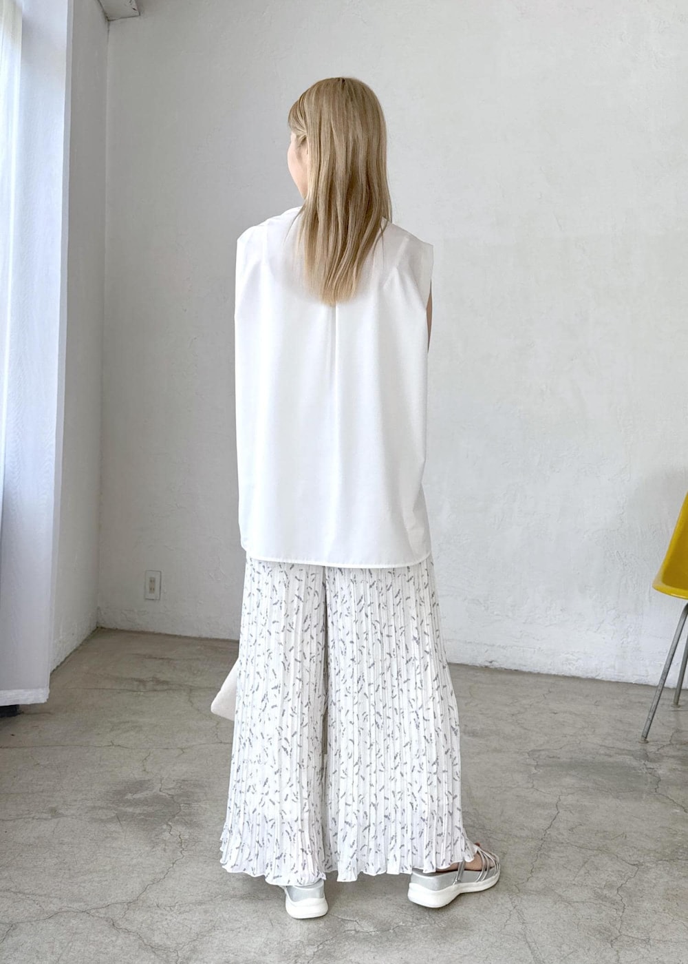 シルバー系のサンダル、ホワイト系のトートバッグ、ホワイト系のシャツ/ブラウスを着用したレディースの夏コーディネートの5枚目の写真