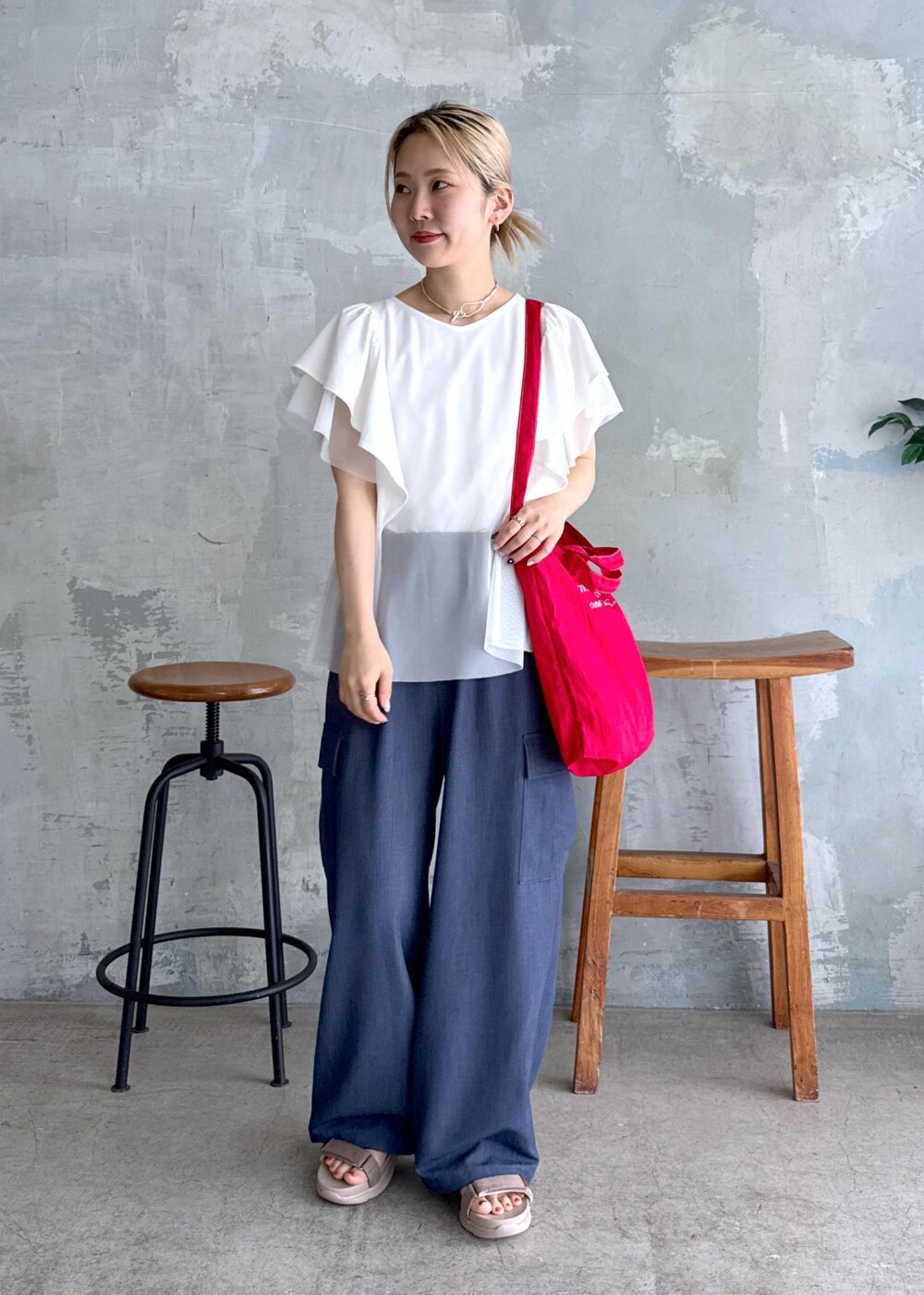 ベージュ系のサンダル、ブルー系のカーゴパンツ、ホワイト系のTシャツ/カットソーを着用したレディースの夏コーディネートの3枚目の写真