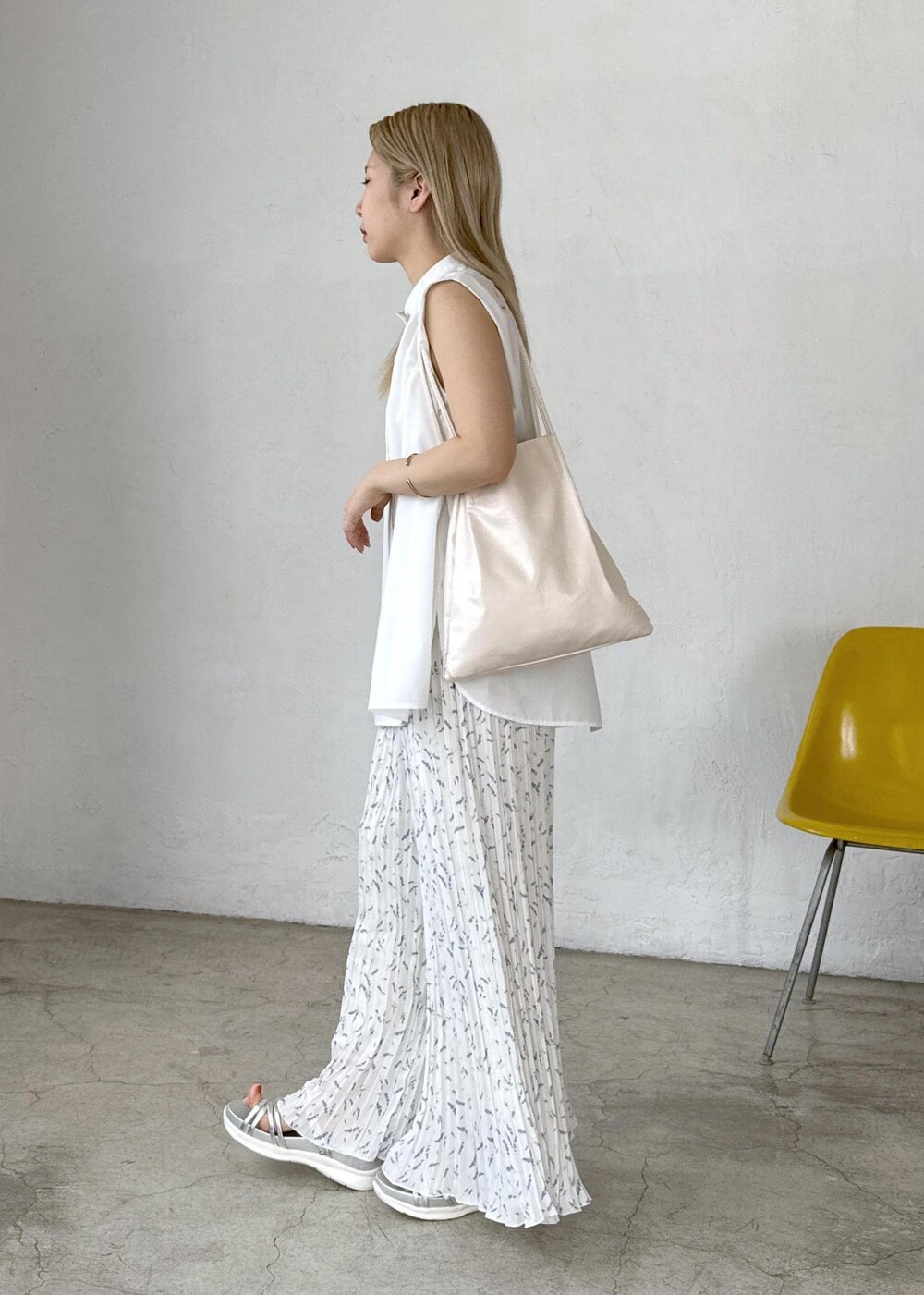 シルバー系のサンダル、ホワイト系のトートバッグ、ホワイト系のシャツ/ブラウスを着用したレディースの夏コーディネートの9枚目の写真