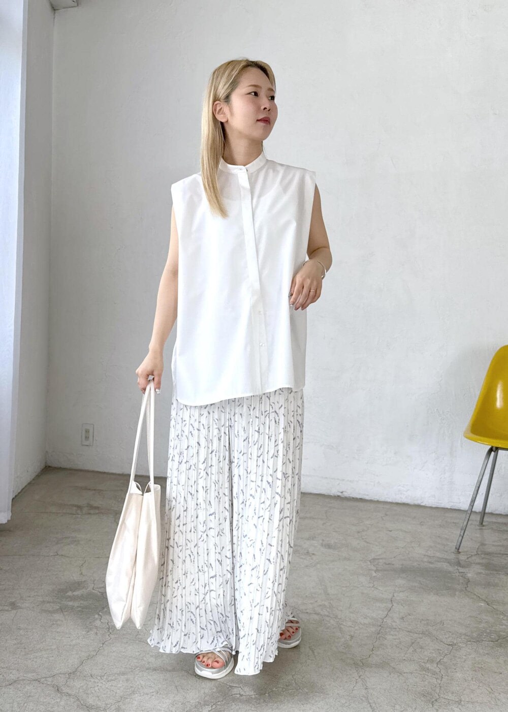 シルバー系のサンダル、ホワイト系のトートバッグ、ホワイト系のシャツ/ブラウスを着用したレディースの夏コーディネートの2枚目の写真