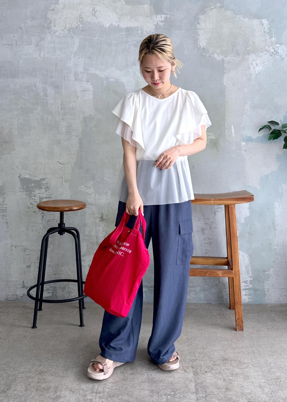 ベージュ系のサンダル、ブルー系のカーゴパンツ、ホワイト系のTシャツ/カットソーを着用したレディースの夏コーディネートの5枚目の写真