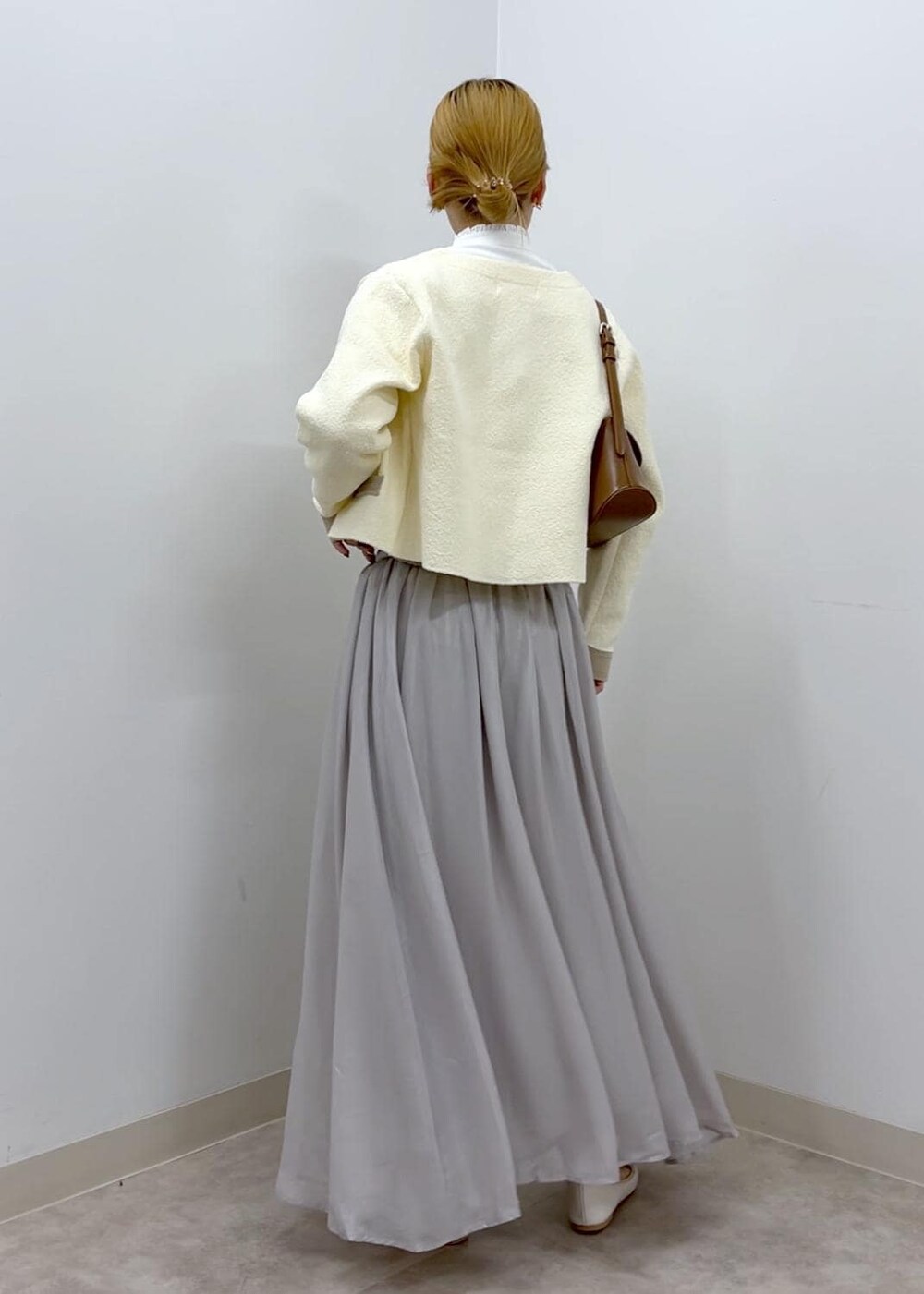 ホワイト系のカーディガン/ボレロ、ホワイト系のシャツ/ブラウス、ブラウン系のショルダーバッグを着用したレディースの秋コーディネートの5枚目の写真