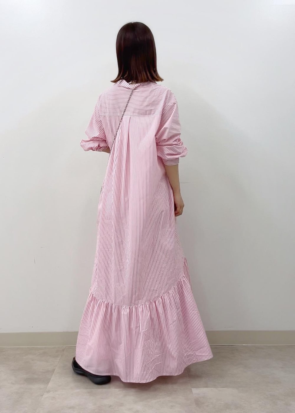 ブラック系のサンダル、グレー系のショルダーバッグ、ピンク系のシャツワンピースを着用したレディースの春コーディネートの4枚目の写真