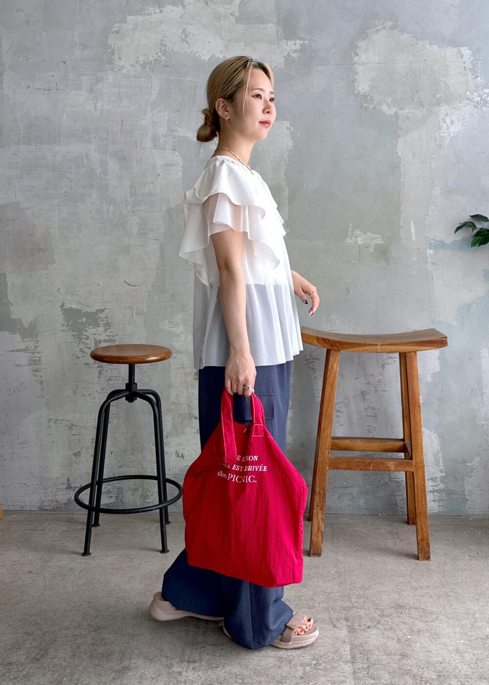 ベージュ系のサンダル、ブルー系のカーゴパンツ、ホワイト系のTシャツ/カットソーを着用したレディースの夏コーディネートの7枚目の写真