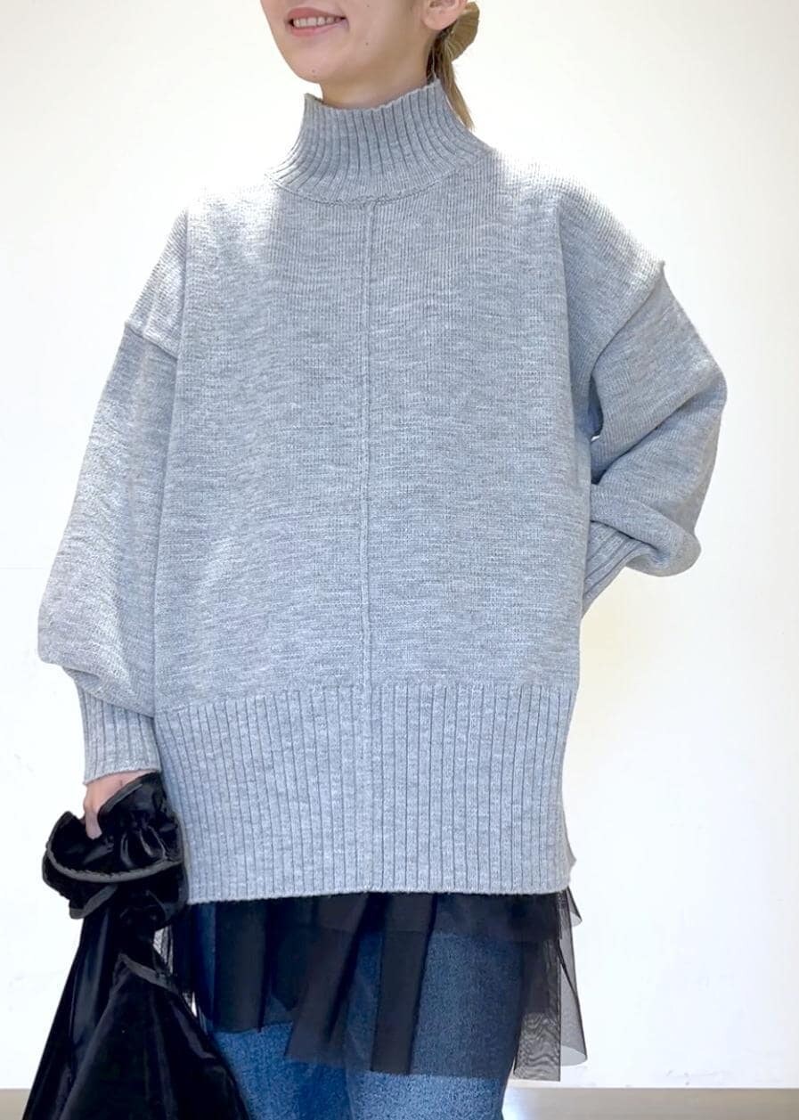 ブラック系のベスト、ブルー系のデニムパンツ、ブラック系のショルダーバッグを着用したレディースの秋コーディネートの5枚目の写真