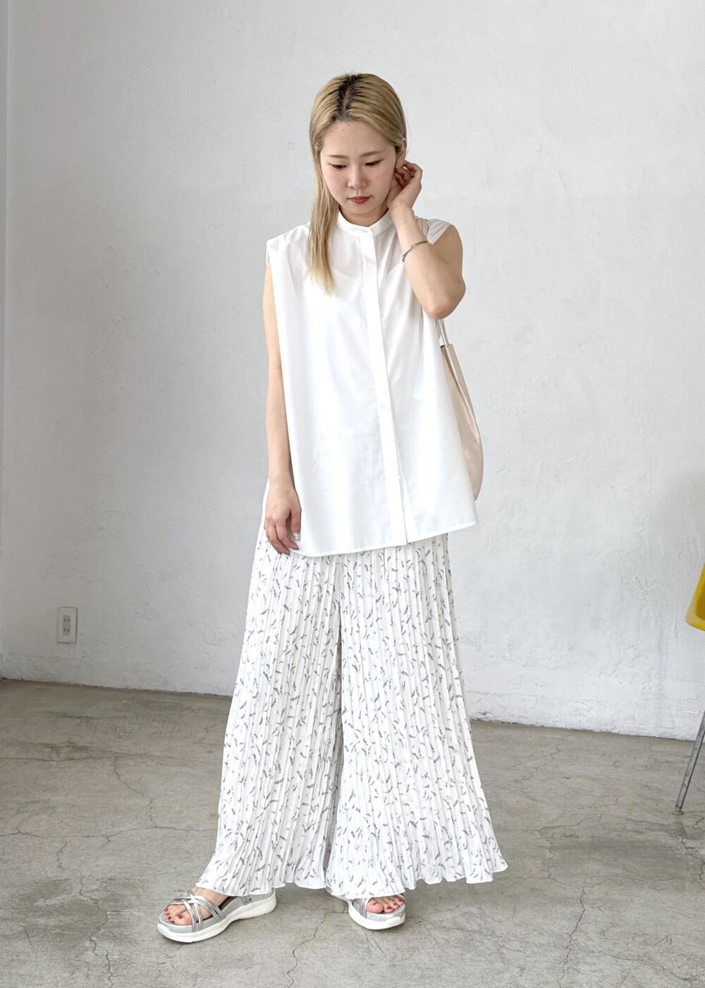 シルバー系のサンダル、ホワイト系のトートバッグ、ホワイト系のシャツ/ブラウスを着用したレディースの夏コーディネートの6枚目の写真