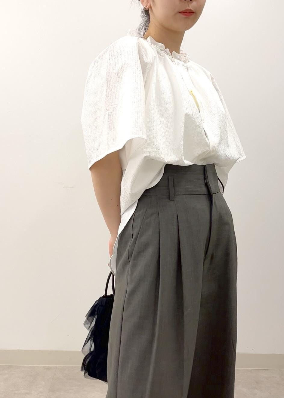 ブラック系のサンダル、ブラウン系のその他パンツ、ブラック系のショルダーバッグを着用したレディースの夏コーディネートの4枚目の写真