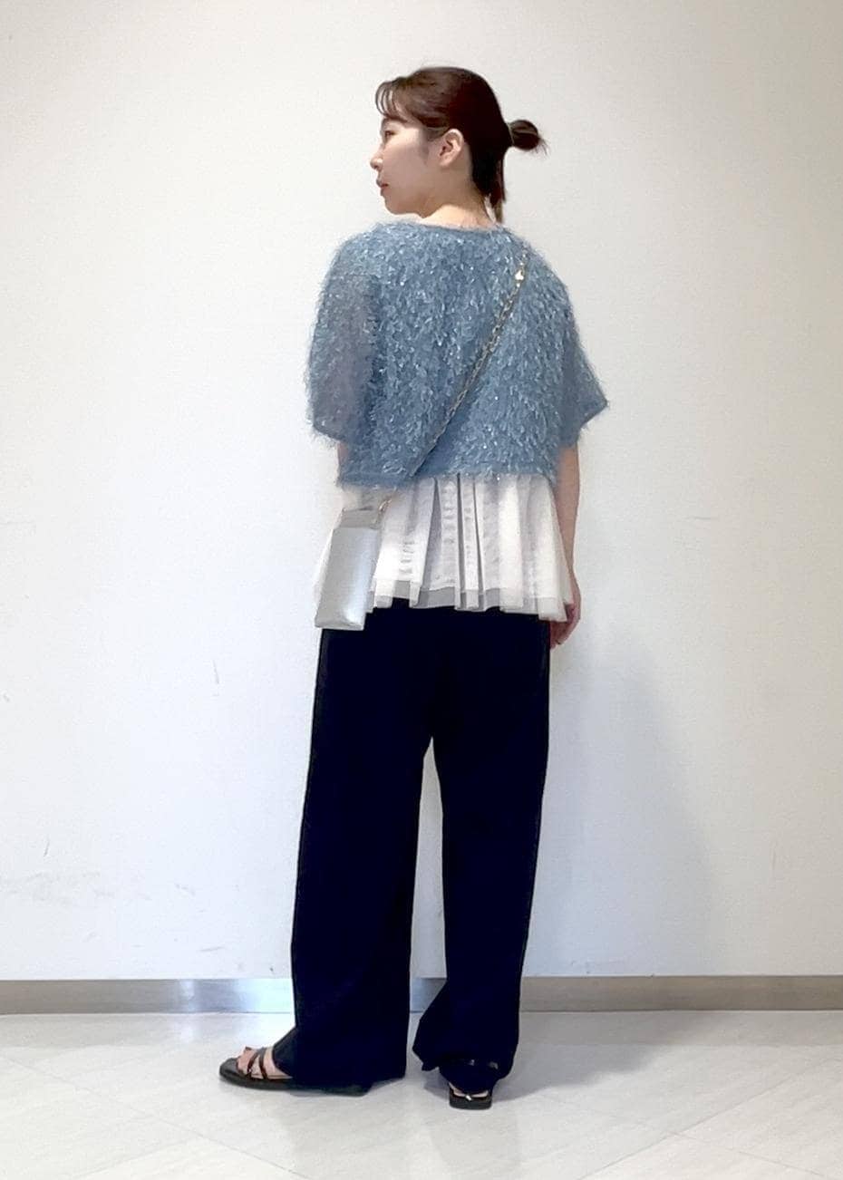 ホワイト系のベスト、ブラック系のサンダル、シルバー系のショルダーバッグを着用したレディースの夏コーディネートの3枚目の写真