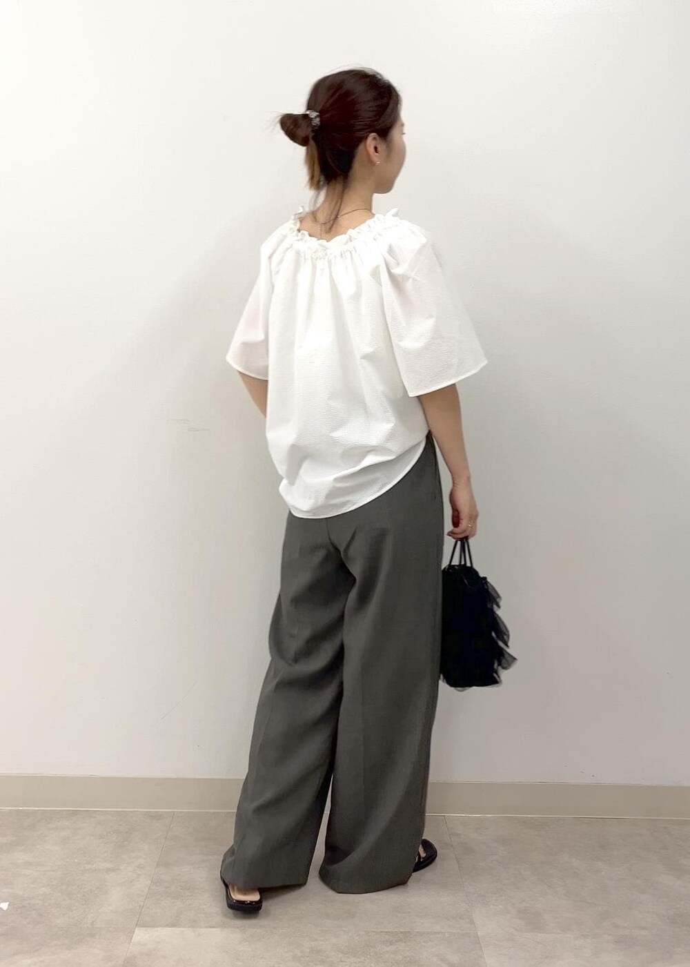 ブラック系のサンダル、ブラウン系のその他パンツ、ブラック系のショルダーバッグを着用したレディースの夏コーディネートの3枚目の写真