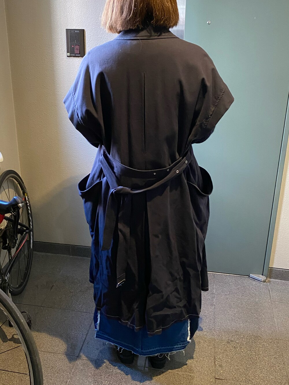 ブルー系のジャケット/アウター、ブルー系のニット/セーター、ブラック系のバッグを着用したレディースの秋コーディネートの2枚目の写真