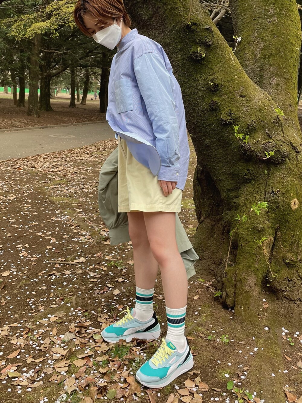 ブルー系のシャツ/ブラウス、イエロー系のその他パンツ、ブルー系のスニーカーを着用したレディースの春コーディネートの2枚目の写真