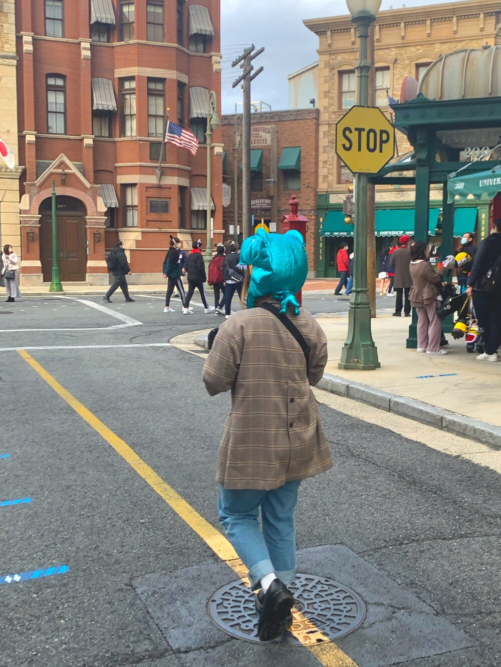 イエロー系のジャケット/アウター、ブルー系のデニムパンツ、ブラック系のブーツを着用したレディースの春コーディネートの4枚目の写真