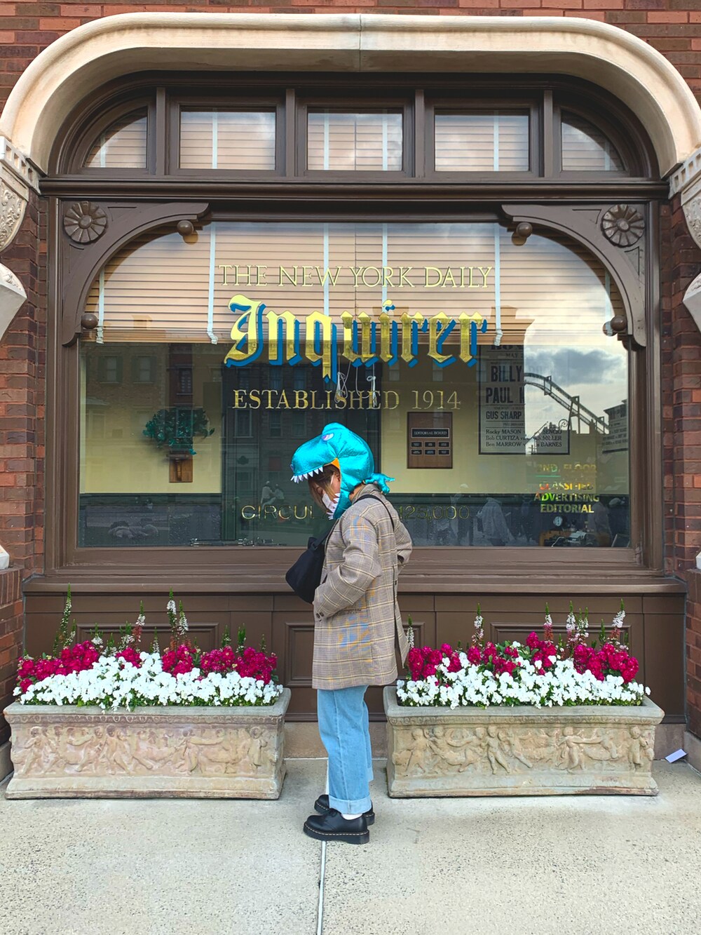 イエロー系のジャケット/アウター、ブルー系のデニムパンツ、ブラック系のブーツを着用したレディースの春コーディネートの3枚目の写真