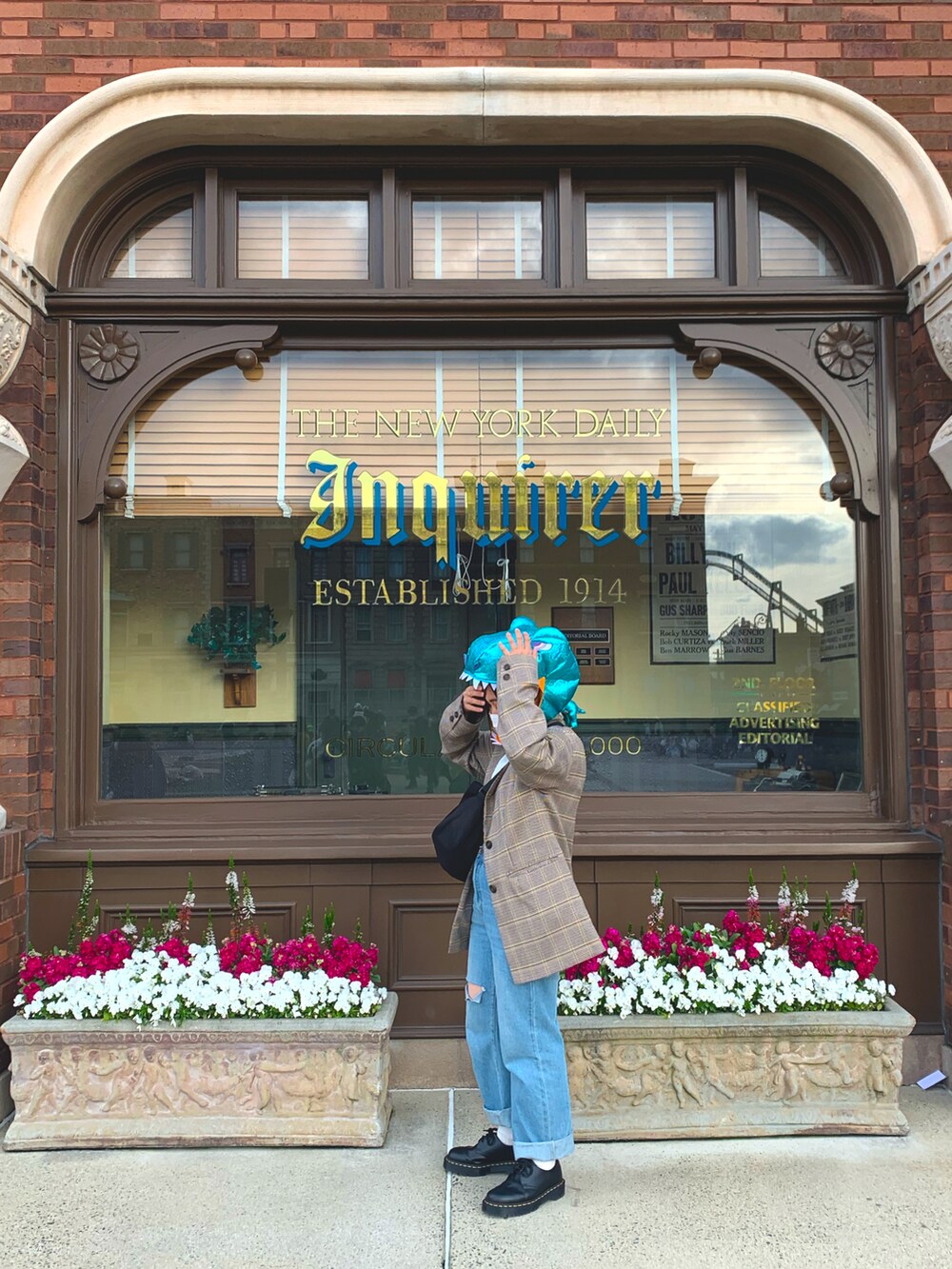 イエロー系のジャケット/アウター、ブルー系のデニムパンツ、ブラック系のブーツを着用したレディースの春コーディネートの2枚目の写真