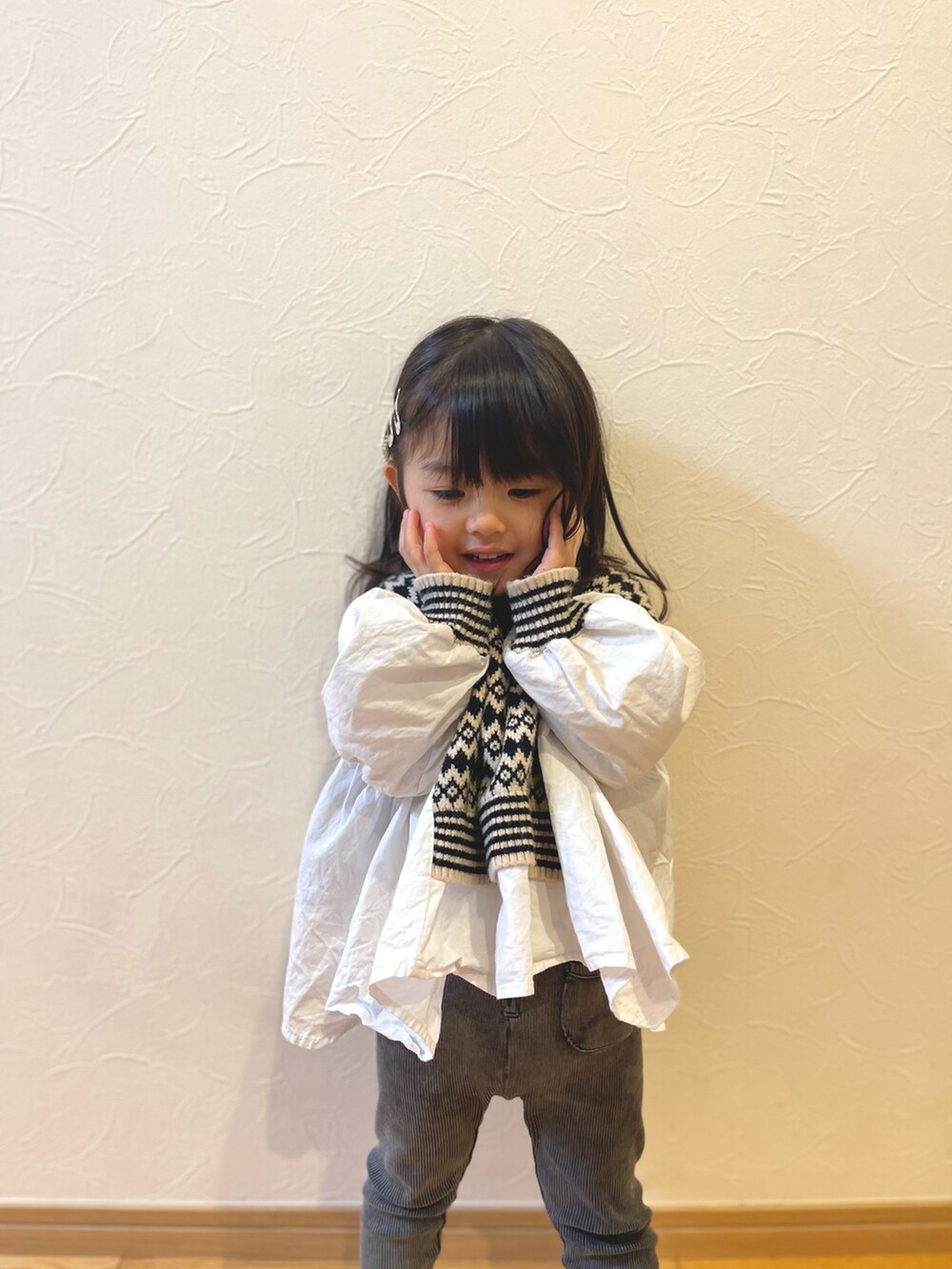 「2歳、韓国子供服、パールアクセ、ロングヘア、ニットベスト×シャツ、リブパンツ」｜「韓国ブランドのアイテム（シャツ/ブラウス、その他）」を使った、☺︎︎☺︎︎yushi☺︎︎☺︎︎さん（キッズ・90cm）の春コーディネートの2枚目の写真
