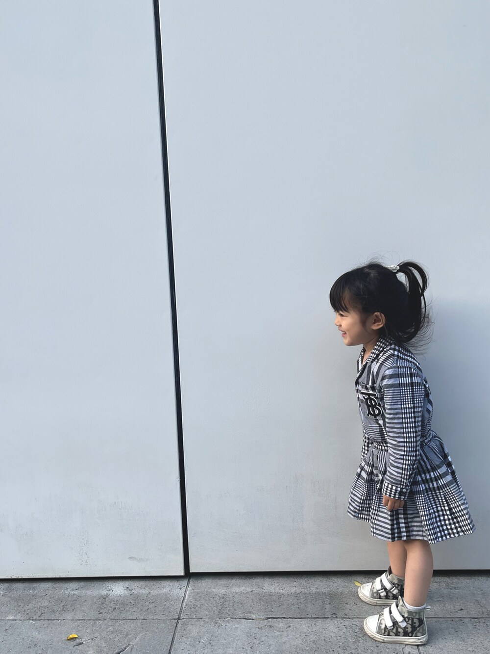 「3歳、チェック、シャツワンピ、プチプラ、BURBERRY」｜「BURBERRYのアイテム（シャツワンピース、グレー系）」を使った、☺︎︎☺︎︎yushi☺︎︎☺︎︎さん（キッズ・90cm）の春コーディネートの3枚目の写真