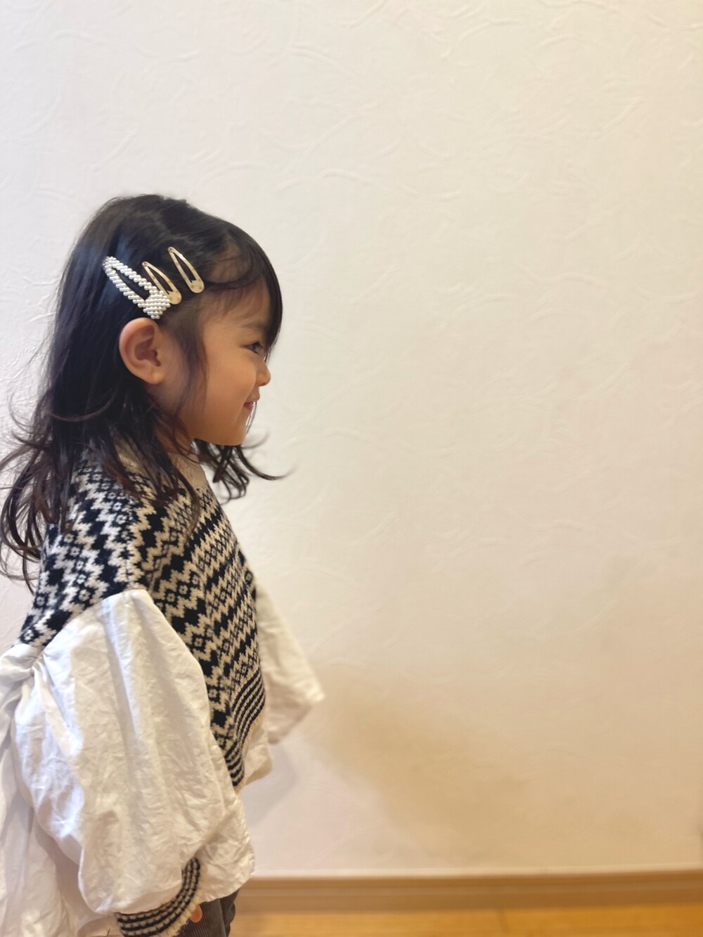 「2歳、韓国子供服、パールアクセ、ロングヘア、ニットベスト×シャツ、リブパンツ」｜「韓国ブランドのアイテム（シャツ/ブラウス、その他）」を使った、☺︎︎☺︎︎yushi☺︎︎☺︎︎さん（キッズ・90cm）の春コーディネートの3枚目の写真