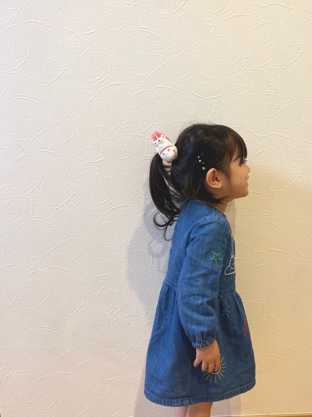 「2歳、デニムワンピース、ユニコーン、ポニーテール」｜「STELLA McCARTNEYのアイテム（ワンピース、ブルー系）」を使った、☺︎︎☺︎︎yushi☺︎︎☺︎︎さん（キッズ・90cm）の春コーディネートの2枚目の写真