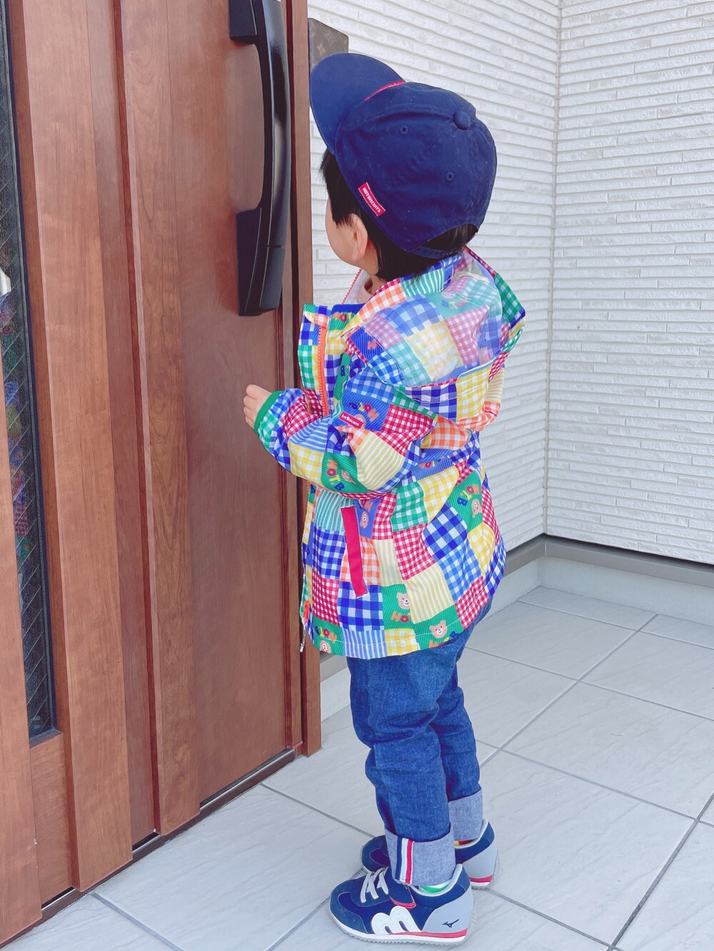 ブルー系のその他パンツ、ブルー系のスニーカー、その他のナイロンジャケットを着用したキッズの春コーディネートの2枚目の写真