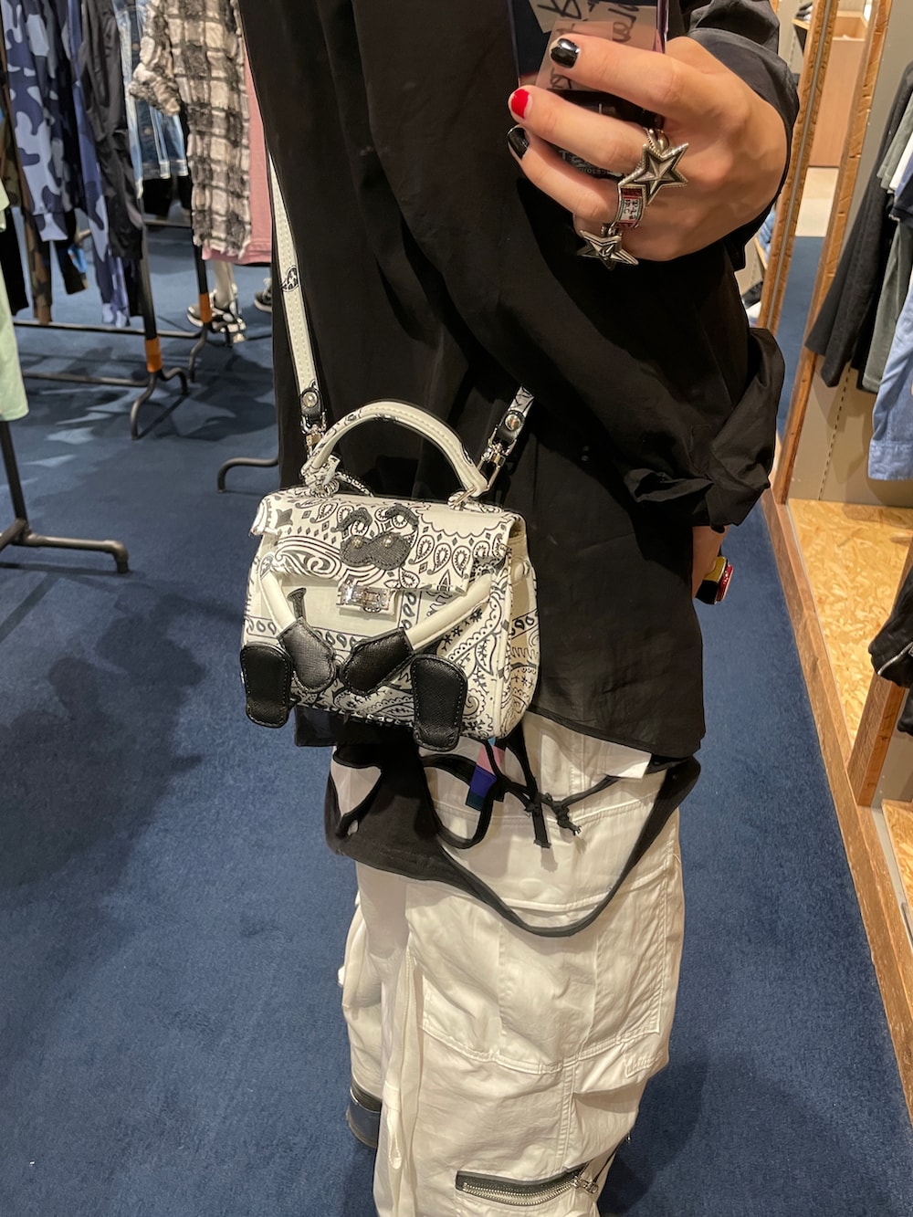 「ROYAL FLASH、READYMADE、JOHN LAWRENCE SULLIVAN、夏コーデ、シンプルコーデ、夏、シャツスタイル」｜「JOHN LAWRENCE SULLIVANのJOHN LAWRENCE SULLIVAN/ジョンローレンスサリバン/MAD MUD SHIRT（シャツ/ブラウス、ブラック系）」を使った、O.Hirotoさん（メンズ・175cm）の夏コーディネートの2枚目の写真