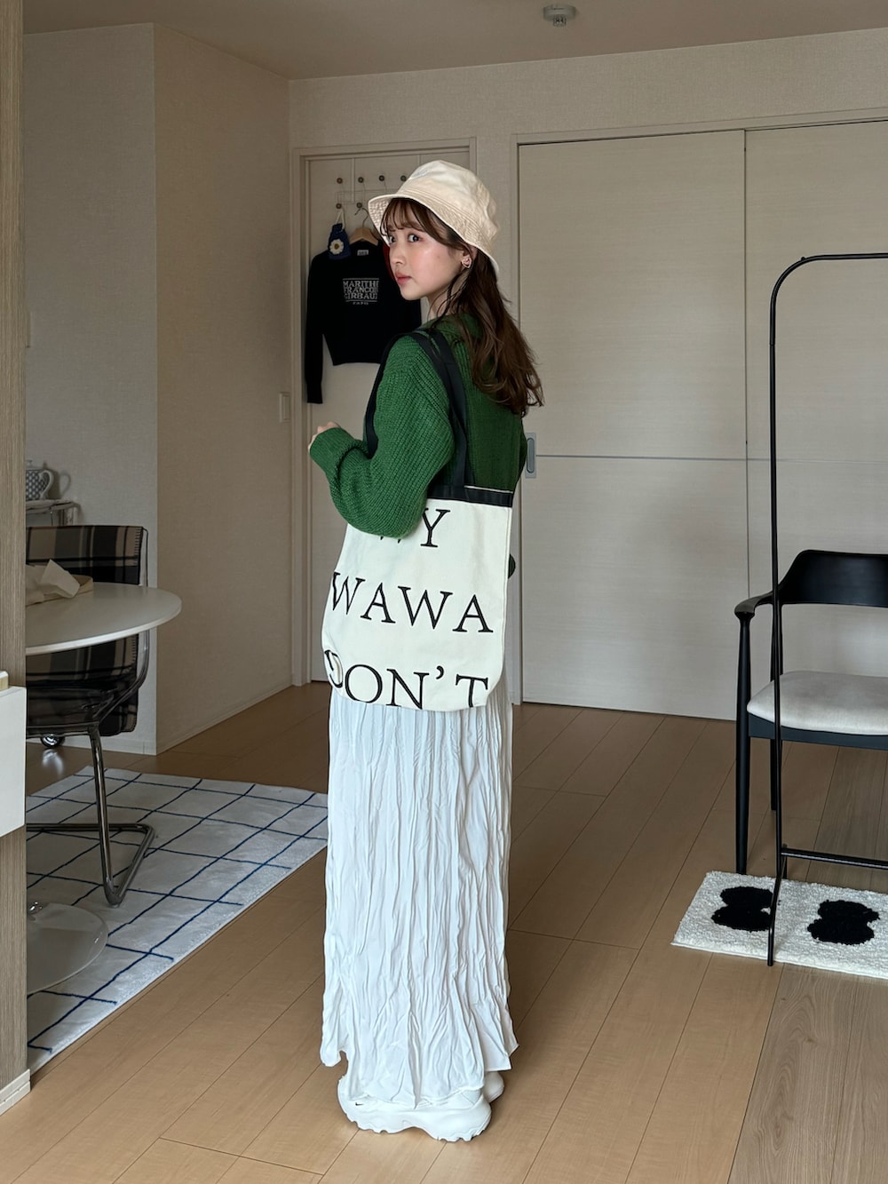 「春ファッション、レイヤードスタイル、キャミワンピース、ニット、カラーニット、スニーカー、バケハ、バケットハット、カジュアルコーデ、きれいめカジュアル」｜「DHOLICのアイテム（ジャケット/アウター、ブラック系）」を使った、ゆづきさん（レディース・160cm）の春コーディネートの2枚目の写真