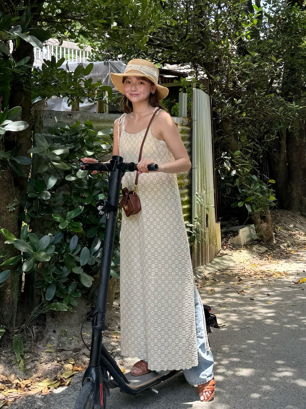 「フェススタイル、テーマパークコーデ、レイヤードスタイル、麦わら帽子、ストローハット、デニム、デニムパンツ、キャミワンピース、オトナカジュアル、きれいめカジュアル、夏コーデ」｜「DHOLICのアイテム（ニットキャップ/ビーニー、ホワイト系）」を使った、ゆづきさん（レディース・160cm）の夏コーディネートの2枚目の写真