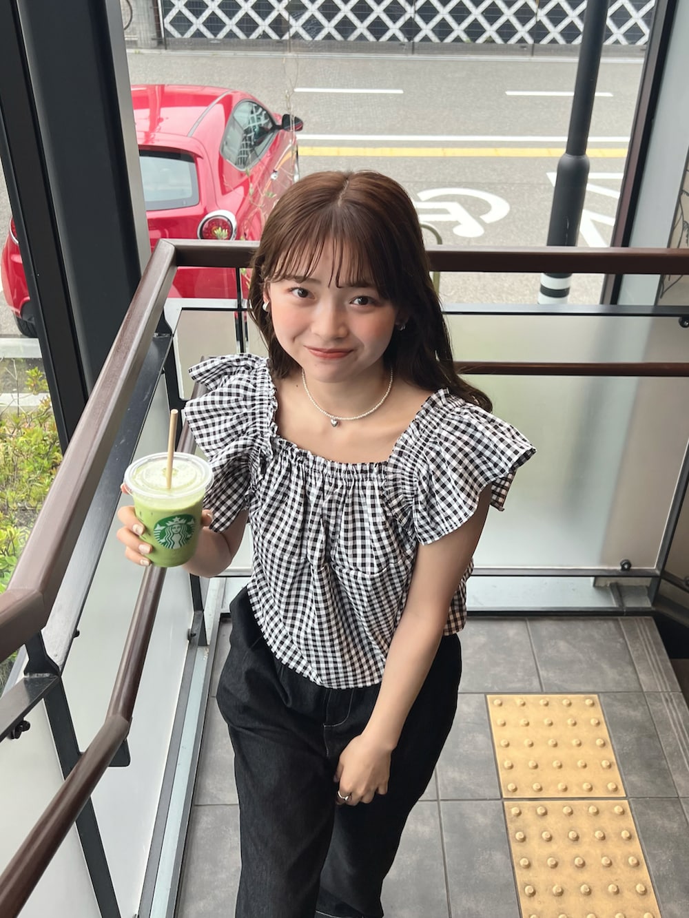 「夏コーデ、休日スタイル、お出かけコーデ、ギンガムチェック、サンダル、プチプラ、きれいめカジュアル、ブラウス、モノトーン」｜「DHOLICのギンガムチェックフリルブラウス（シャツ/ブラウス、ブラック系）」を使った、ゆづきさん（レディース・160cm）の夏コーディネートの3枚目の写真