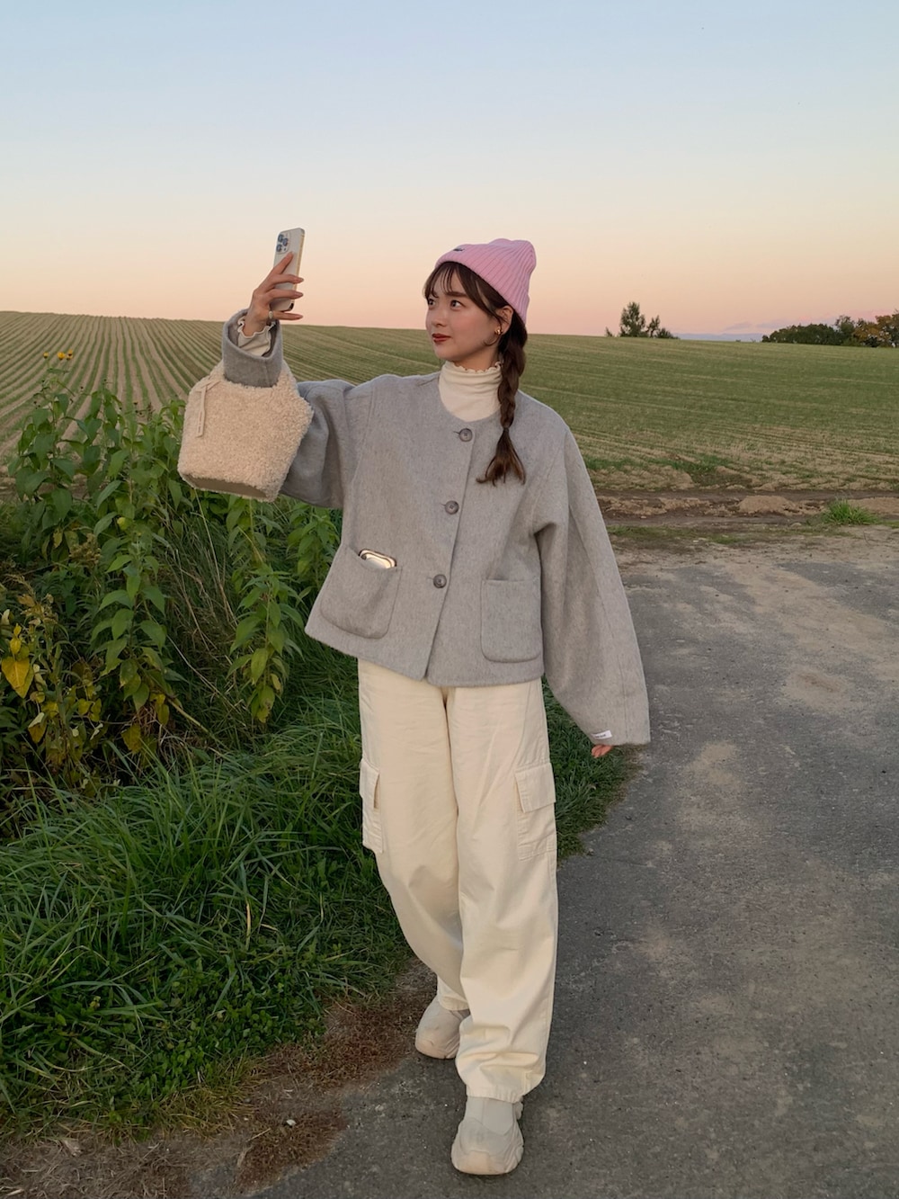 「秋のコーデ、秋コーデ、カーゴパンツ、ジャケット、ウールコート、ノーカラージャケット、ワイドパンツ、ブーツ、ショートブーツ、差し色コーデ、ニット帽、カジュアルコーデ、きれいめカジュアル」｜「LACOSTEのクロックエンブレムニットキャップ（ニットキャップ/ビーニー、ピンク系）」を使った、ゆづきさん（レディース・160cm）の秋コーディネートの3枚目の写真